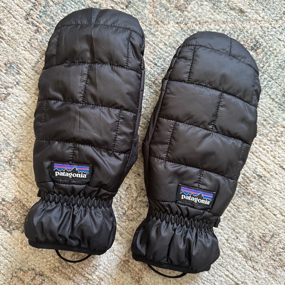 NWOT Patagonia women’s nano puff mittens, black, size M